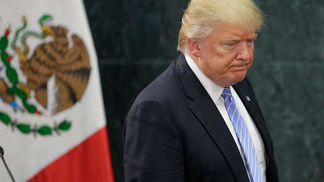 ¿Cómo festejan su cumpleaños? Escritora mexicana lo hace acuchillando piñata de Trump (VIDEO)