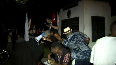 VIDEO: Activistas estadounidenses de izquierdas dañan un monumento Confederado en Atlanta