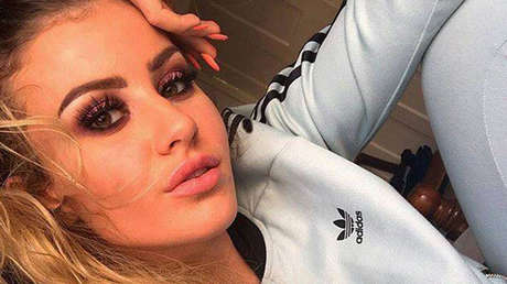 Una modelo que compartió cama con su captor, indignada por las dudas sobre su secuestro