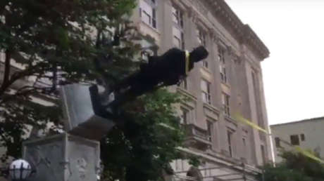 "Somos la revolución": Derriban un monumento confederado en Carolina del Norte (VIDEO)