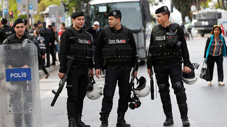 VIDEO: Un hombre armado abre fuego desde el tejado de un edificio en Estambul