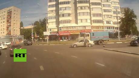 Un bebé cae en marcha de un vehículo 