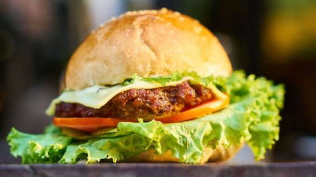 'Buen provecho': Pide una hamburguesa, la muerde y se lleva una sorpresa muy desagradable (FOTOS)