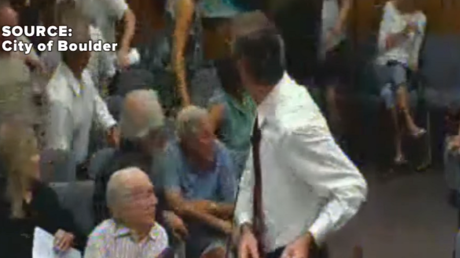 El bolso de una mujer explota y se incendia en plena reunión municipal (y no fue un Samsung)