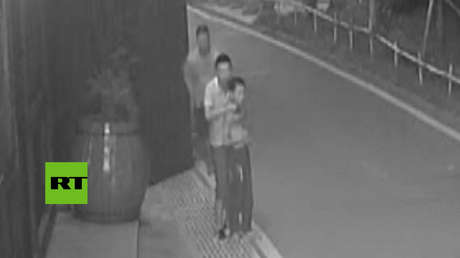 Rescata a un niño de su secuestrador que lo amenazaba con un cuchillo en el cuello