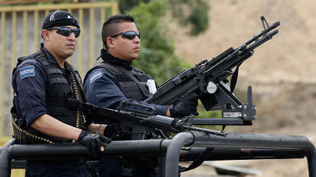 VIDEO: Hallan una fosa clandestina con seis cadáveres junto a un centro comercial en Acapulco