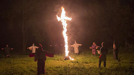 Supremacista blanco amenaza con quemar viva a una reportera colombiana (VIDEO)