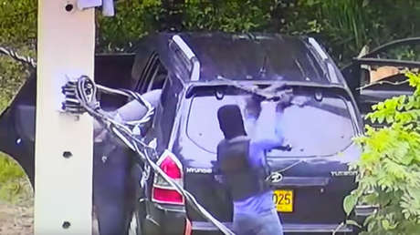 Encapuchados con rifles emboscan a policías que escoltaban un camión de valores en Colombia (VIDEO)