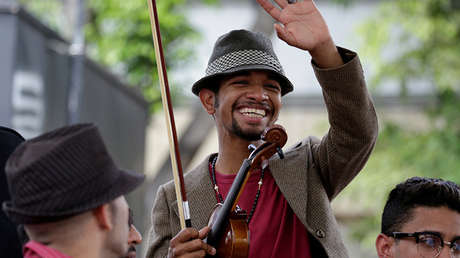 La contradictoria historia del 'violinista de las protestas' en Venezuela