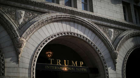 "Racista y simpatizante de los nazis": una polémica obra de arte sobre Donald Trump (VIDEO)