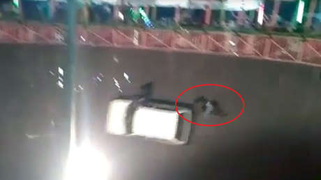 FUERTES IMÁGENES: Una doble se cae de un coche en marcha en un 'pozo de la muerte'