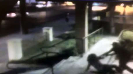 FUERTE VIDEO: Intentan violar a una mujer en EE.UU. ante la aterradora indiferencia de los presentes