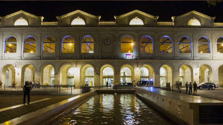 Video desde Nimes, donde hombres armados irrumpieron en la estación de tren