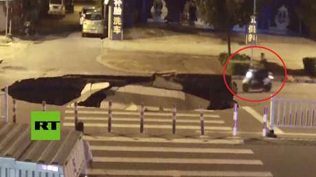 Motorista circula mirando su celular y se cae por un socavón