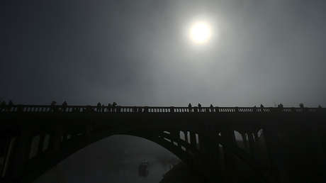 Un defensor de la Tierra plana explica cuál es el "mayor problema" del 'gran eclipse solar total'