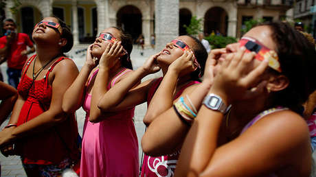 FOTO: Un vehículo atropella a observadores del eclipse solar y mata a una mujer