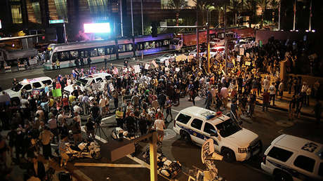 VIDEO: La Policía dispersa con granadas de humo y gas lacrimógeno una protesta contra Trump