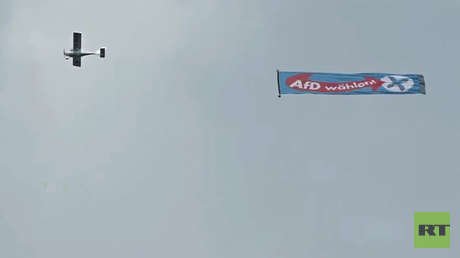 VIDEO: Un partido rival 'trolea' a Angela Merkel en pleno discurso 