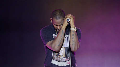 Acusan a un popular cantante de EE.UU. de abusos y de crear un "culto"