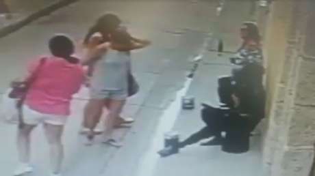 'Estatuas humanas' roban a turistas sin que estos lo noten