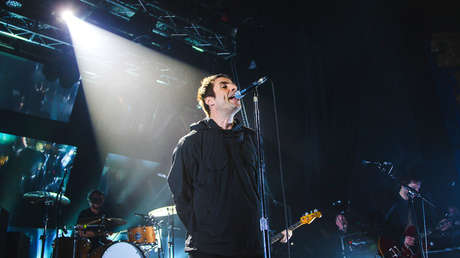 La Policía prohíbe a un músico callejero interpretar una canción de 'Oasis' porque lo hace mal