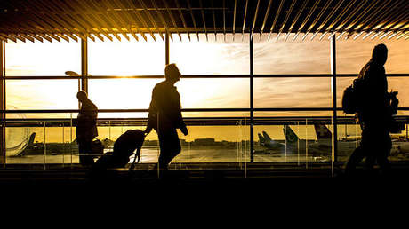 Se olvida en un aeropuerto una lápida... con la inscripción 'Jamás te olvidarán'