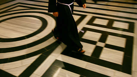 Sacerdote afirma que descargó pornografía infantil para "vengarse" de Dios