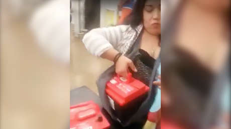 Una mexicana utiliza a su bebé para robar dos baterías de automóvil en un centro comercial (VIDEO)