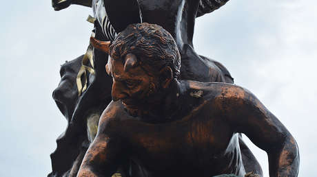 FOTOS: Un empresario construye una casa que espanta a sus vecinos