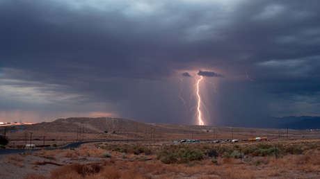 Un turista toma una foto en el momento exacto en que es alcanzado por un rayo