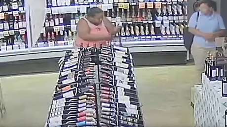 Una mujer roba 18 botellas de alcohol de una tienda escondiéndolas entre su ropa 