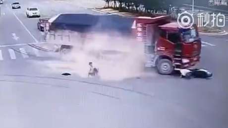 Un motociclista elude dos veces la muerte en un accidente de tráfico