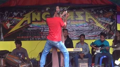 Se divertía de lo lindo, bailaba y regalaba dinero, hasta que llegó su esposa