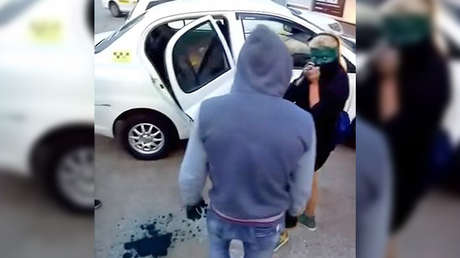 No pueden pagar al taxista y este les obliga a pintarse la cara con antiséptico verde