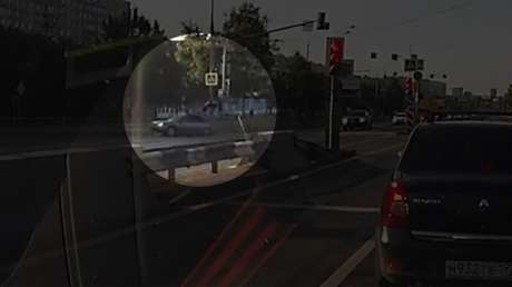 Terrible accidente: Un auto atropella a una mujer y su hija haciéndolas volar por los aires