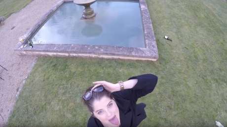 Hace muecas ante un dron, se cae en una fuente, sale y se cae otra vez