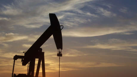 Suben los precios mundiales de petróleo por el impacto del huracán Harvey