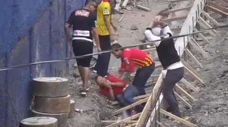 FUERTE VIDEO: Hincha intenta asesinar a otro del equipo rival con una roca durante una brutal pelea