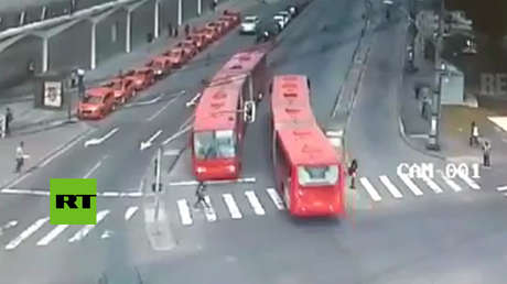 Los peligros de cruzar la calle sin mirar a ambos lados