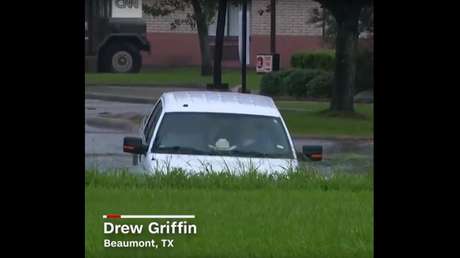 VIDEO: Periodista rescata en directo a conductor de una camioneta que cayó a una quebrada en Texas