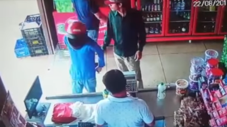 Dos ladrones 'se duermen' en pleno robo y el cajero los mata a tiros