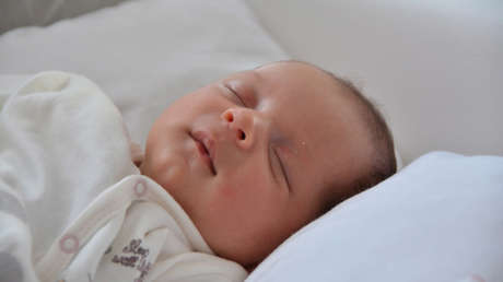 Un bebé prematuro nace en su saco amniótico en el asiento delantero de un coche (FOTO)