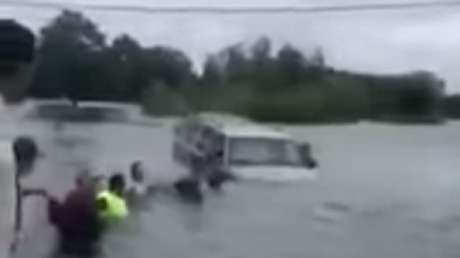 Forman una cadena humana para rescatar a un hombre atrapado en su auto en Houston