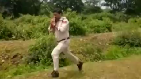 VIDEO: Un policía indio corrió un kilómetro con una bomba en sus manos para salvar a 400 niños