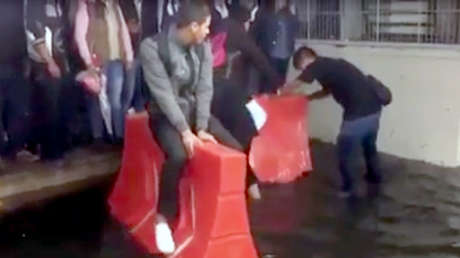 Las inundaciones en el metro de Ciudad de México agudizan el ingenio