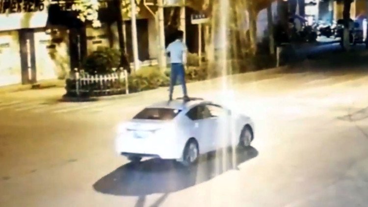 VIDEO: Un conductor ebrio viaja sobre el techo de su automóvil en China
