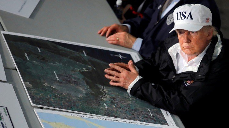 Abrazos vs. dinero: la diferencia clave entre Trump y Obama ante desastres naturales (Fotos)