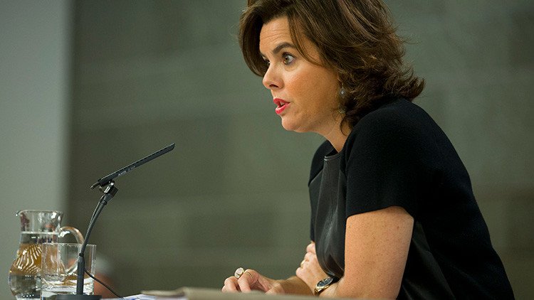 El Gobierno español califica de "patada a la democracia" la ley del referéndum catalán