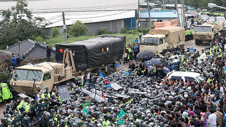 VIDEO: Cientos de personas se enfrentan a la Policía en Corea del Sur por el THAAD
