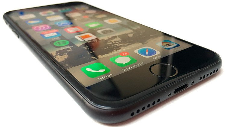 Perfora su iPhone 7 para conectar los auriculares (¡y funciona!)